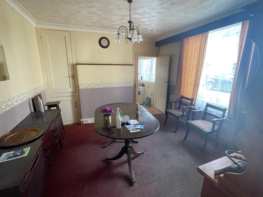 Lot: 134 - FOUR-BEDROOM PROPERTY WITH PARKING FOR REFURBISHMENT - Dining room with access to kitchen